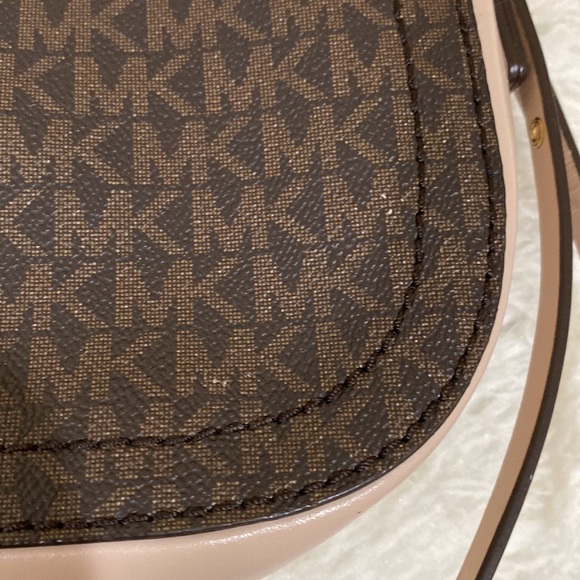 Micheal Kors Camden XS Pouchette - Picture 10 of 13